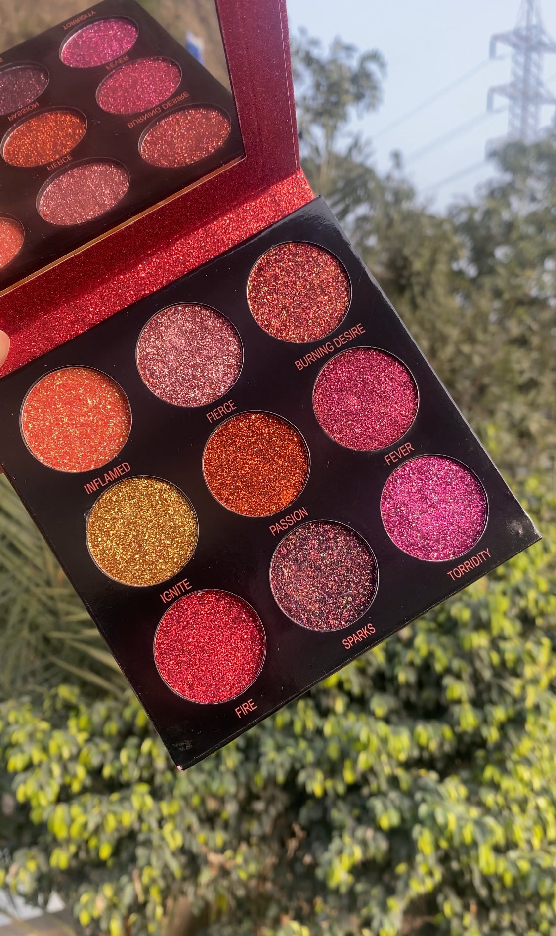 MAKEUP REVOLUTION LONDON GLITTER EYESHADOW PALETTE