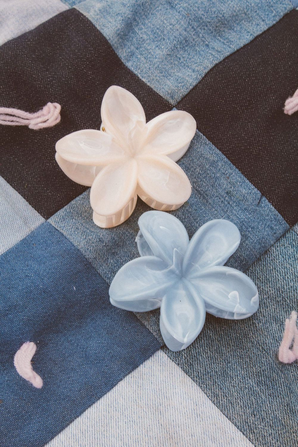 GLOSSY PLAIN FLORAL HAIR CLAWS