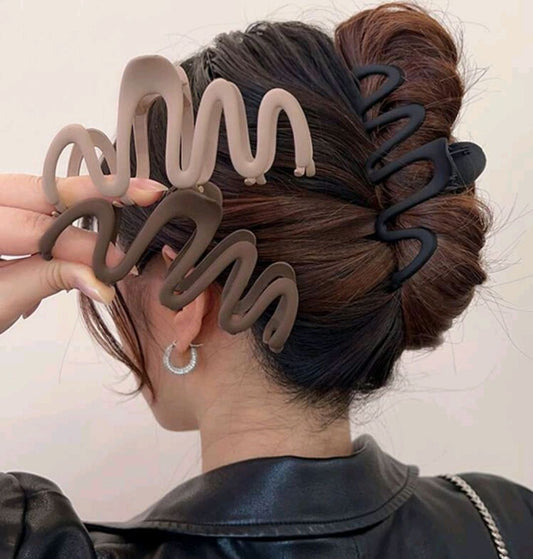 WAVY LARGE CLAW CLIP