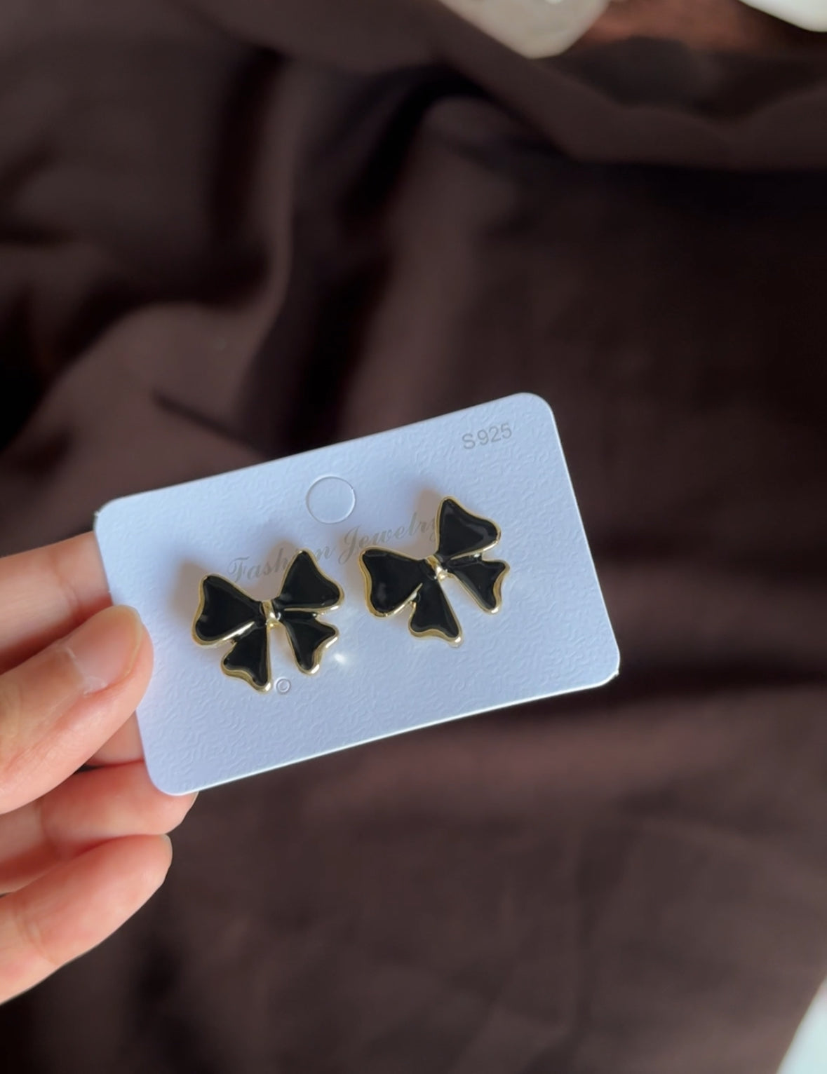 D3 BLACK BOW EAR STUDS
