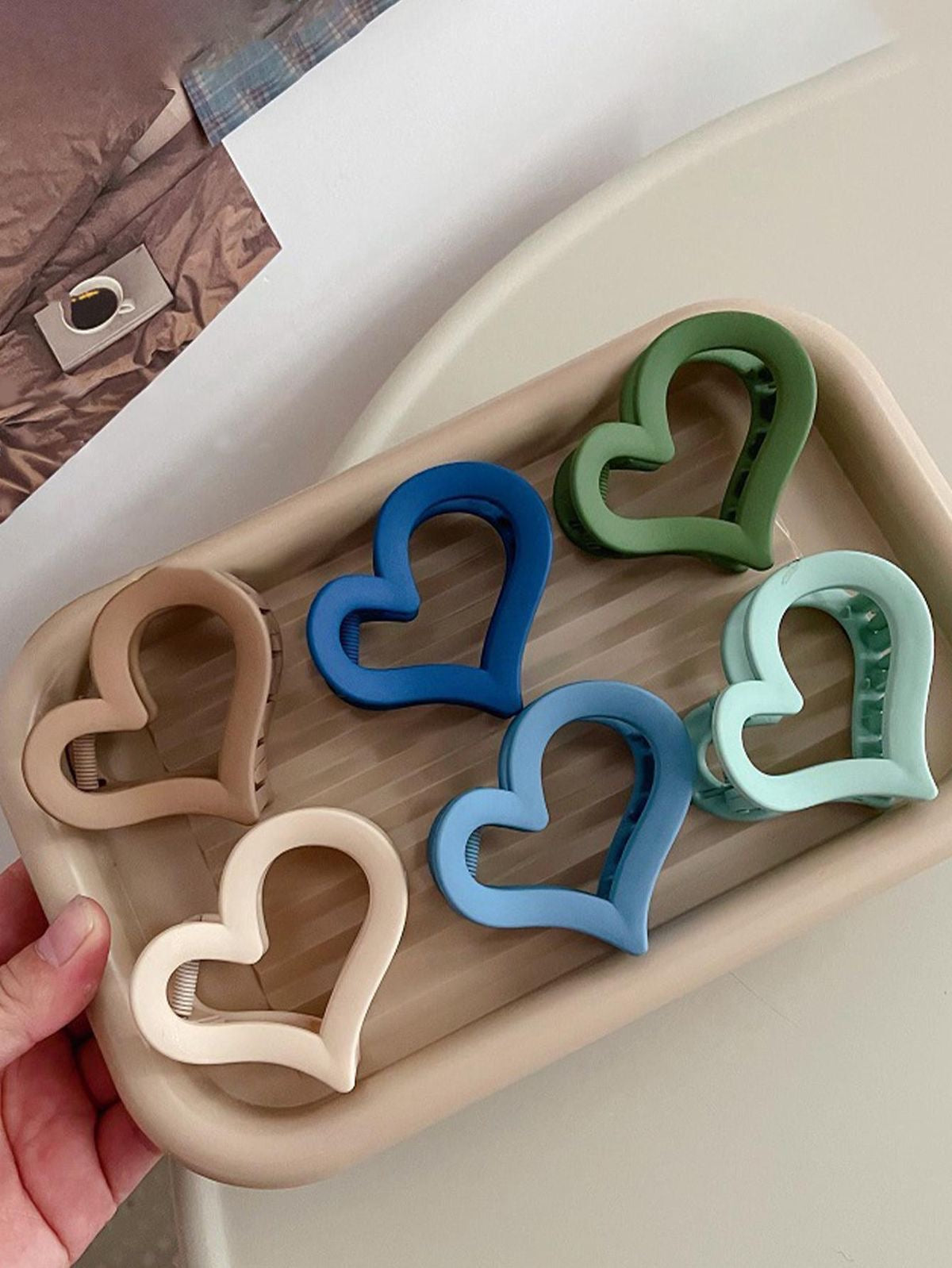 MATTE FINISH HEART SHAPED CLAW CLIPS