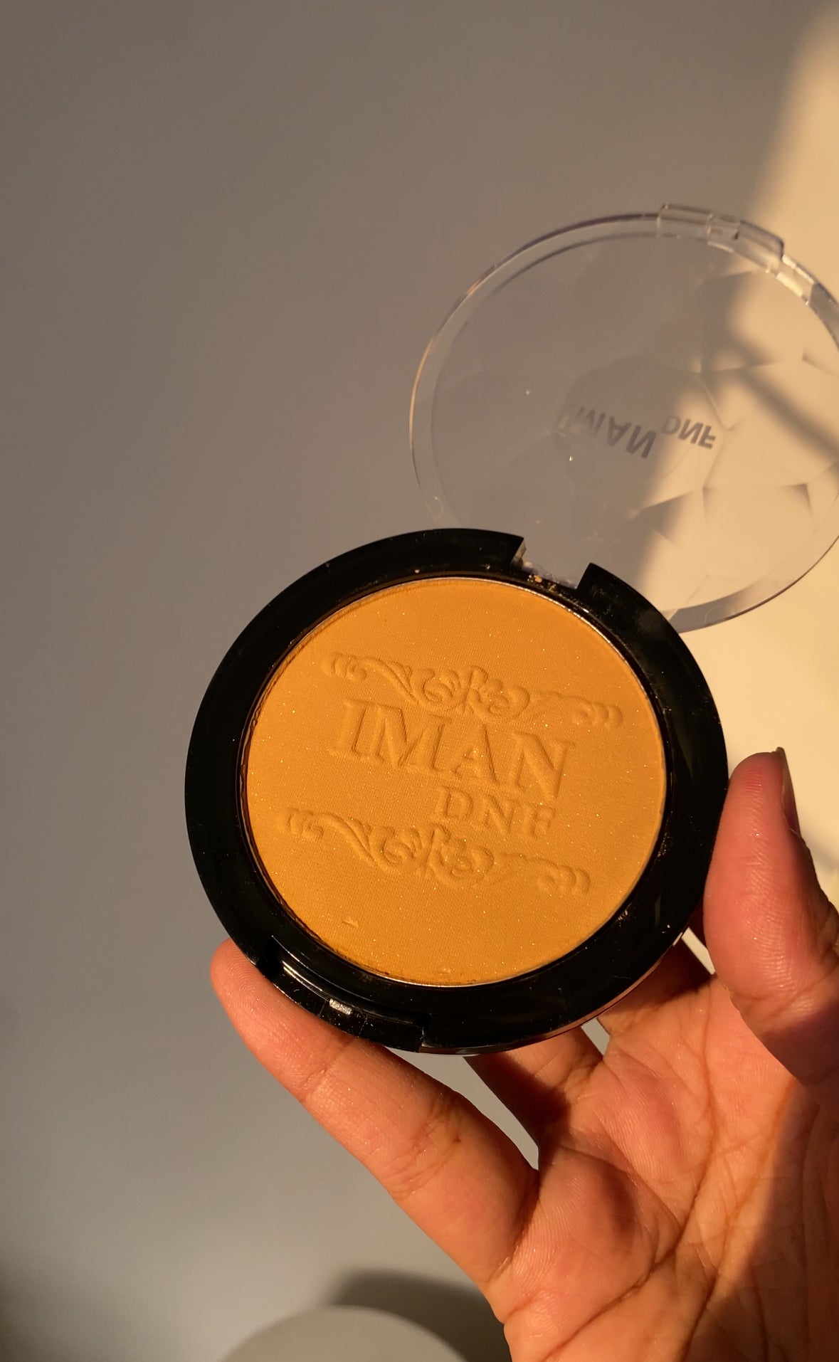 F130 IMAN FACE POWDER / FOUNDATION