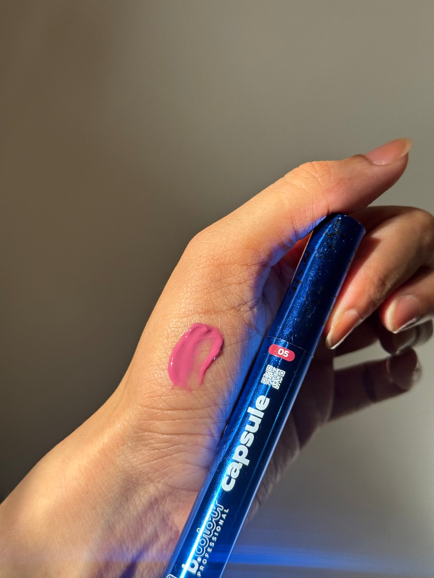 05 CAPSULE GLOSSY LIP
COLOR WHICH MELTS
INTO THE LIPS