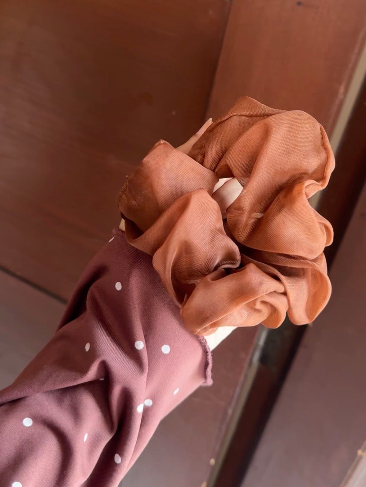 BROWN ORGANZA SCRUNCHIE