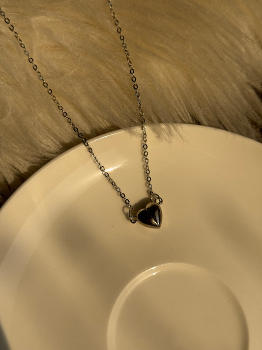 Z29 MAGNETIC HEART NECKLACE