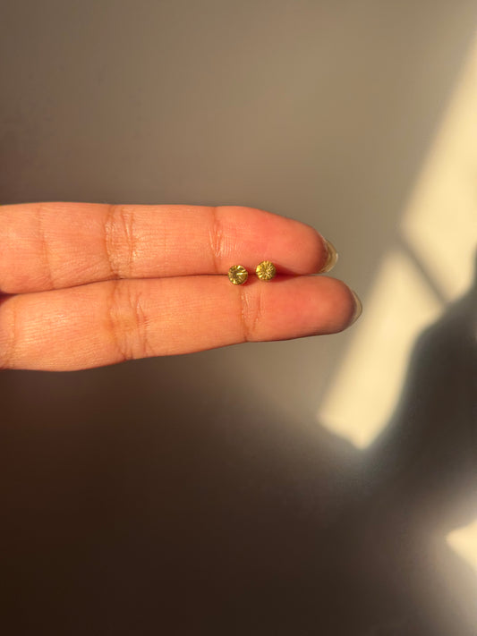 H340 GOLDEN GREEN STONE STUDS