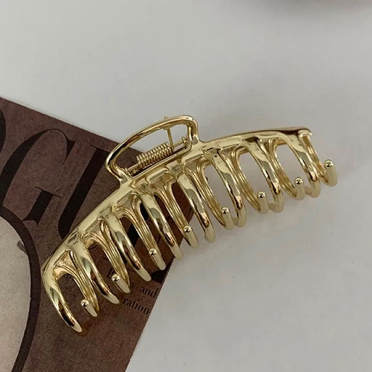 GOLDEN LARGE CLAW CLIP IN METAL