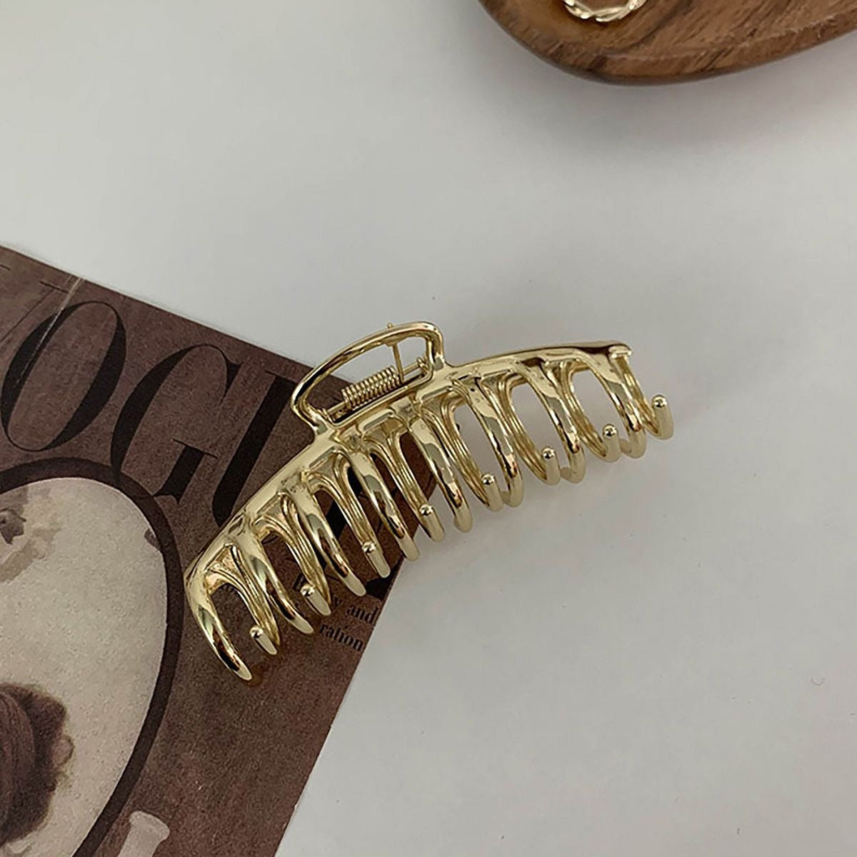 GOLDEN LARGE CLAW CLIP IN METAL