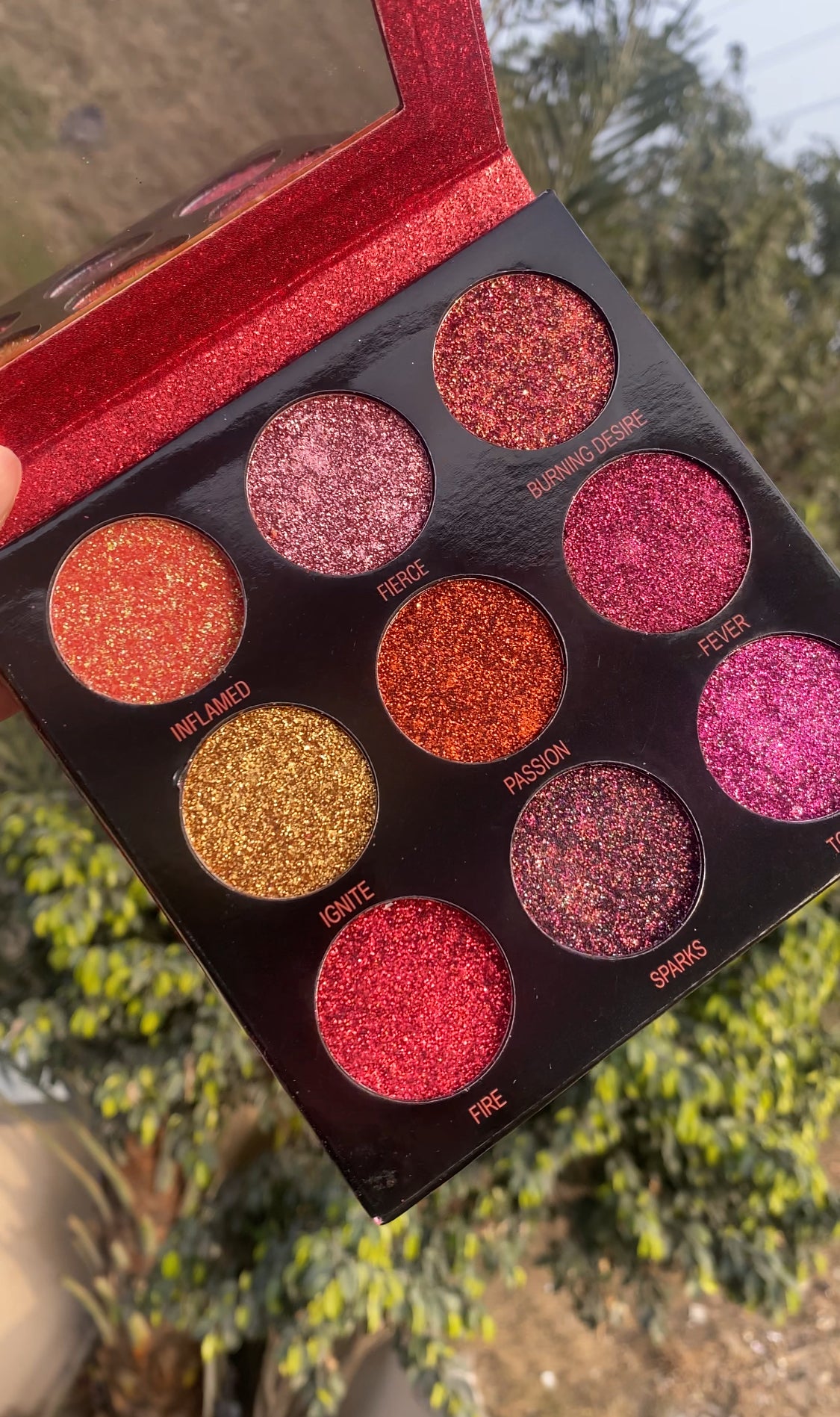 MAKEUP REVOLUTION LONDON GLITTER EYESHADOW PALETTE