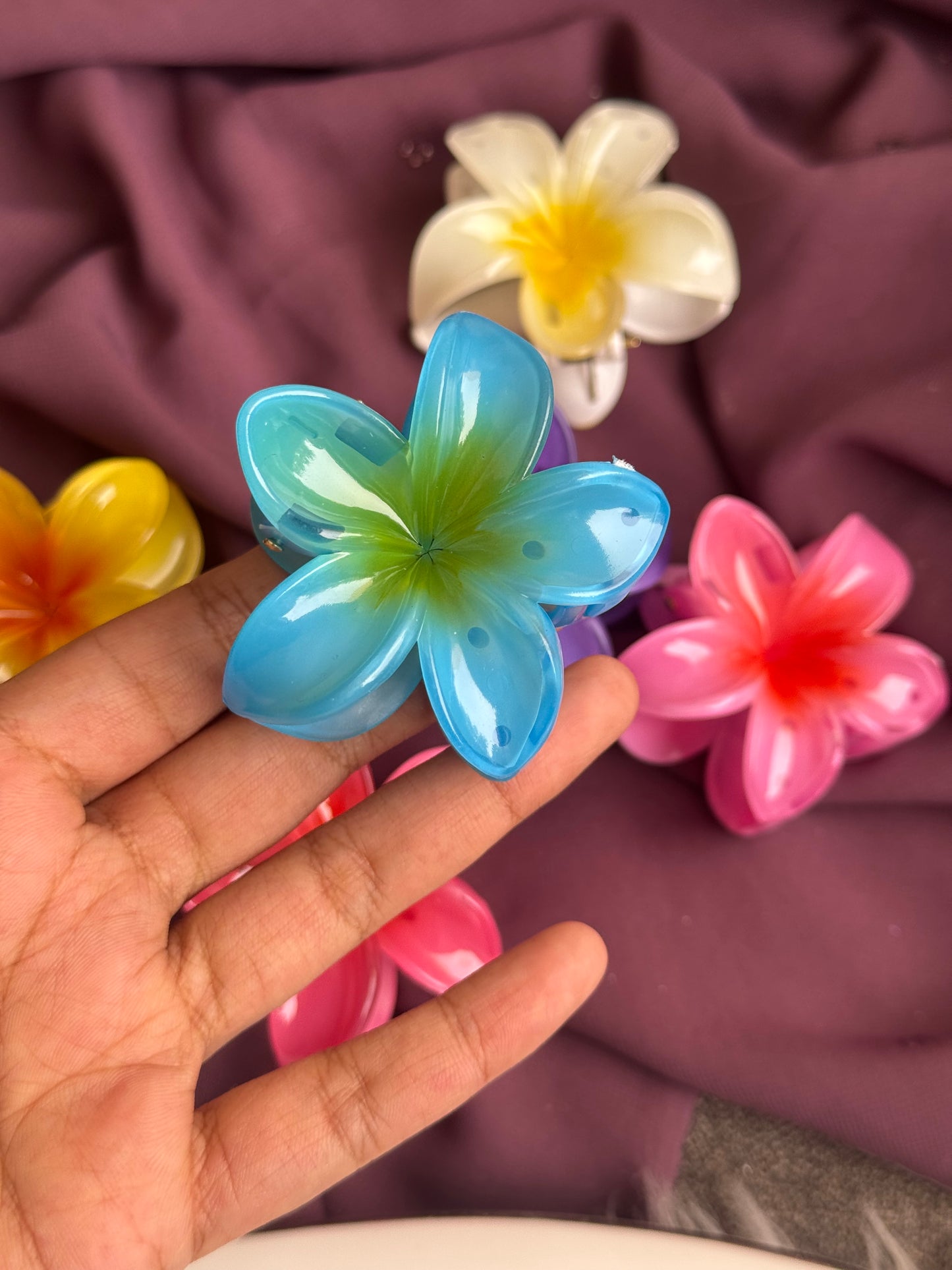 MEDIUM FLOWER HAIR CLAW
