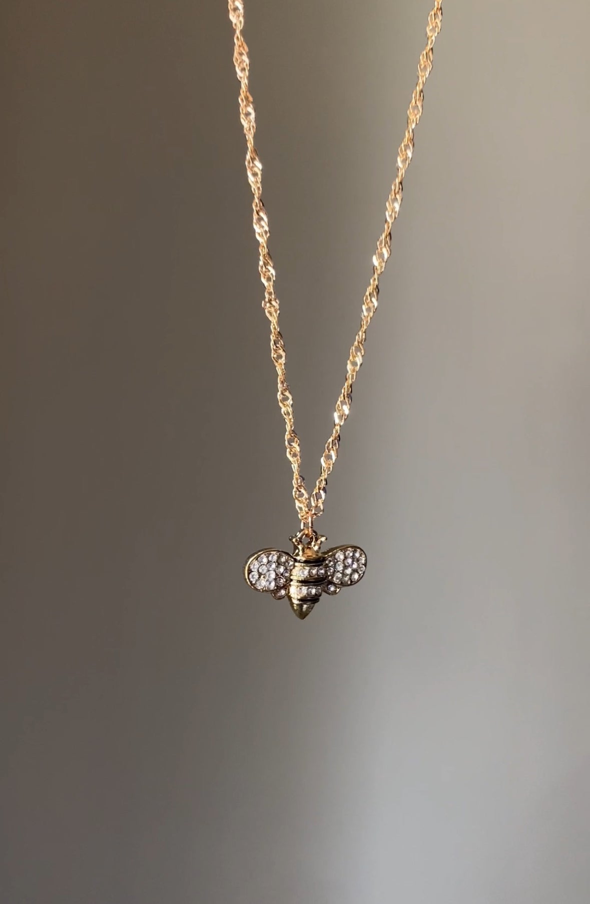 E405 SHEIN BEE PENDANT