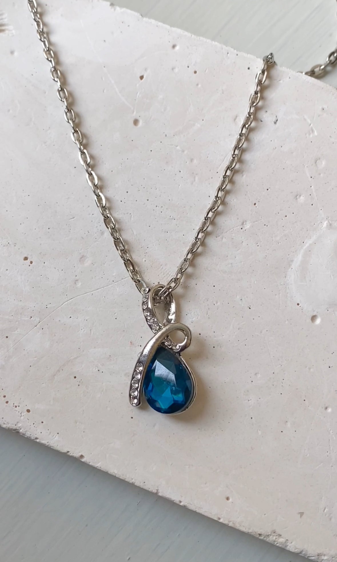 E396 BLUE STONE PENDANT