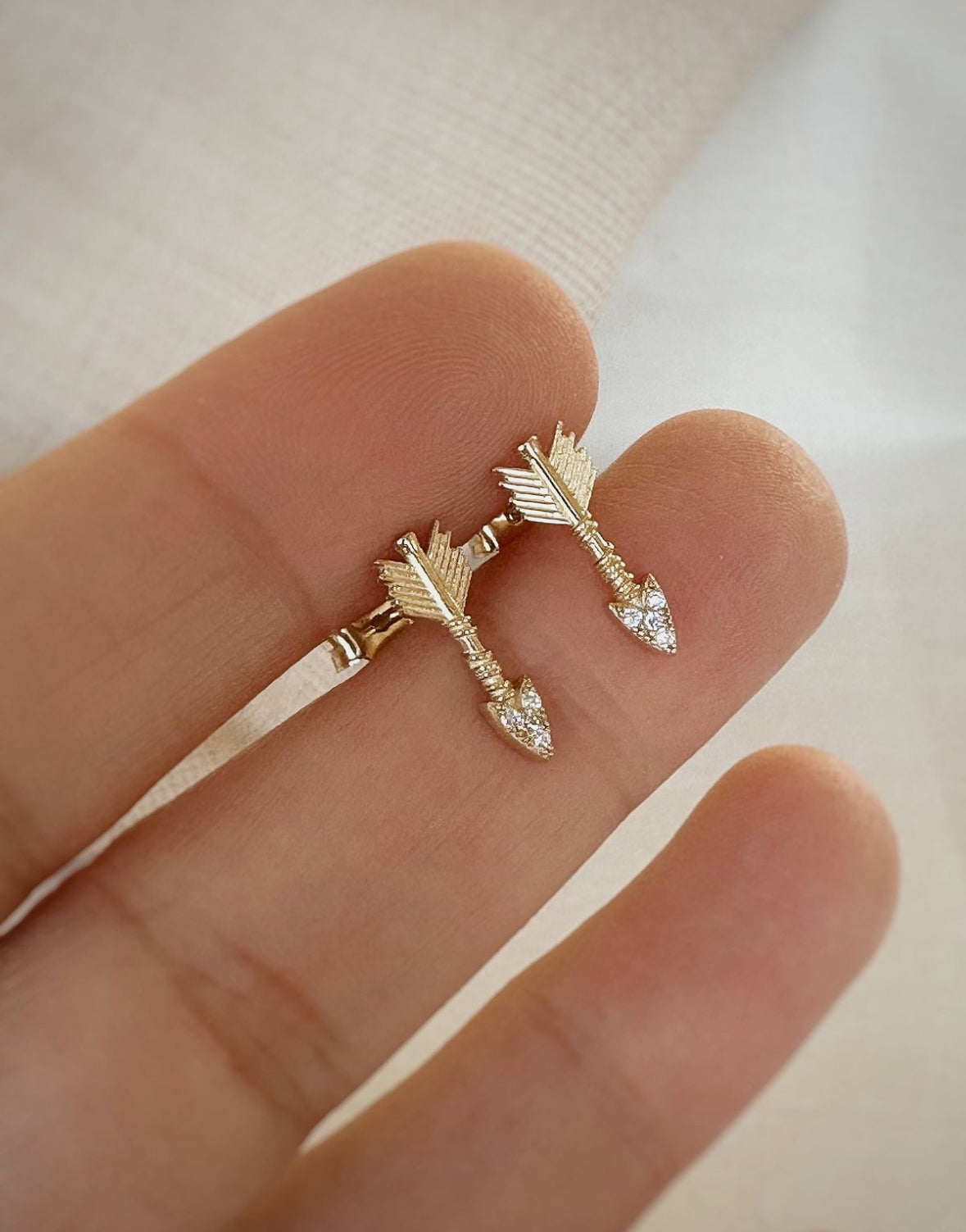 E410 ARROW EAR STUDS