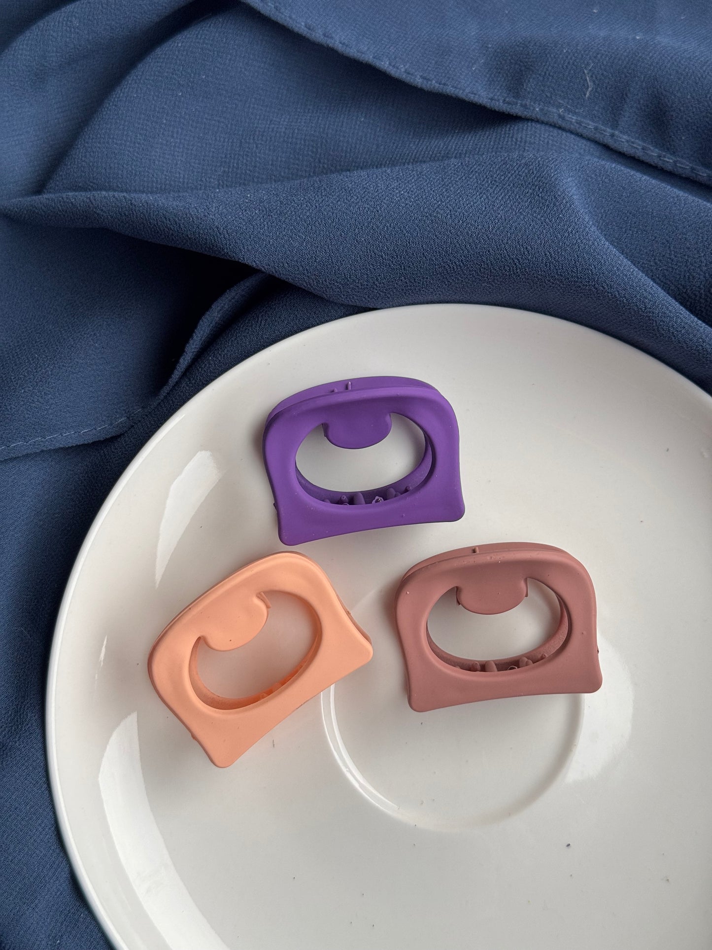 A124 SMALL MATTE HAIR CLAWS