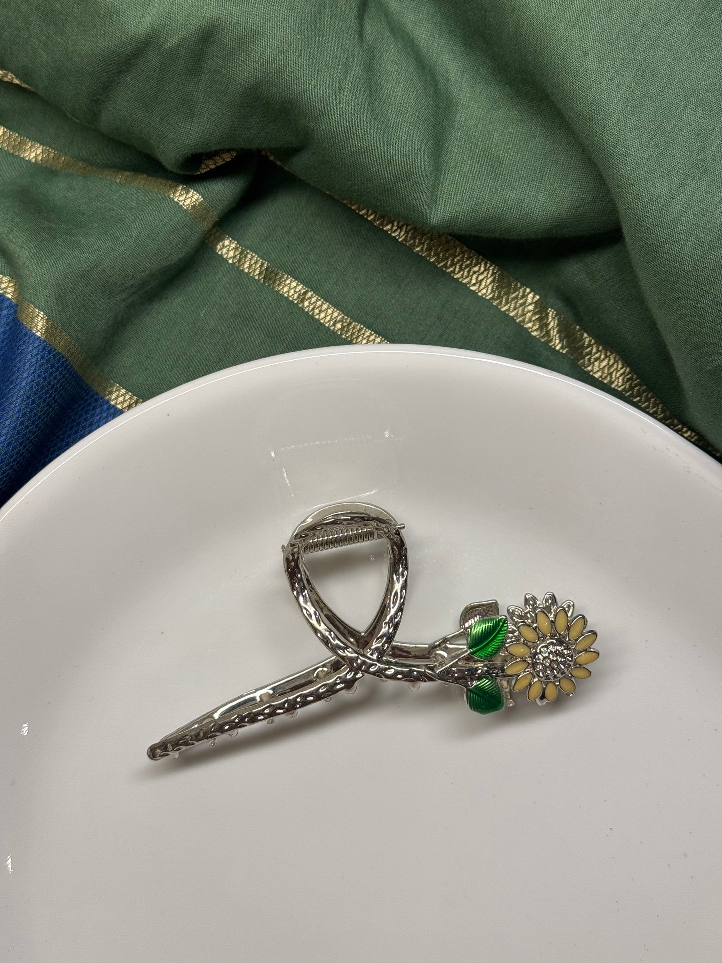 B74 BEIGE FLOWER METAL HAIR CLAW