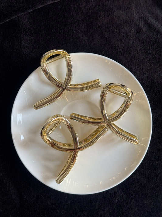 GOLDEN TWISTED MEDIUM HAIR CLAWS