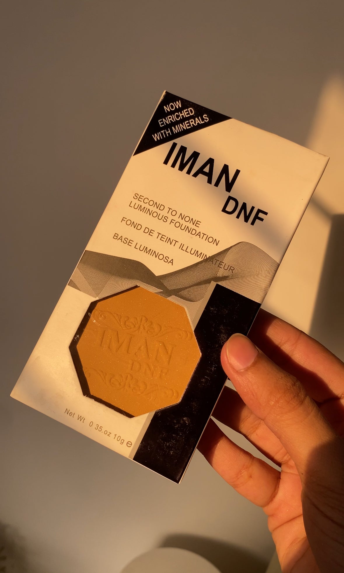 F130 IMAN FACE POWDER / FOUNDATION