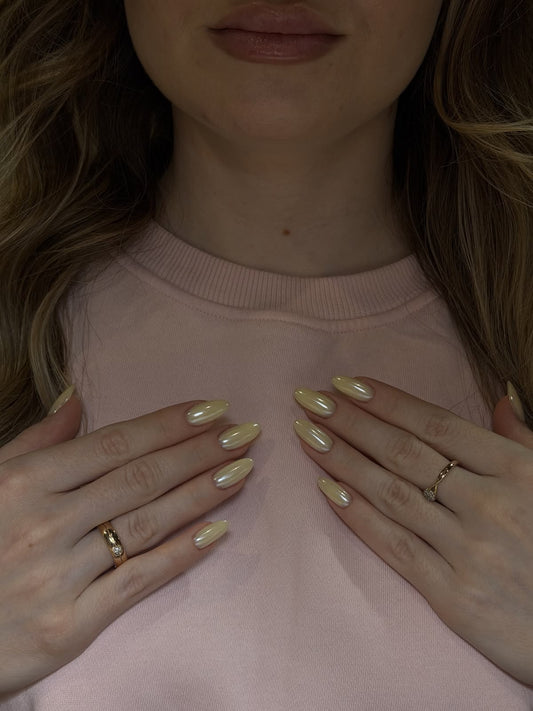 MINISO GLITTERY CREME NAIL COLOR