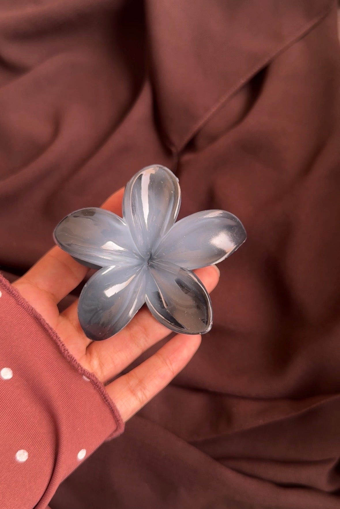 E172 BLACK FLOWER CLAW