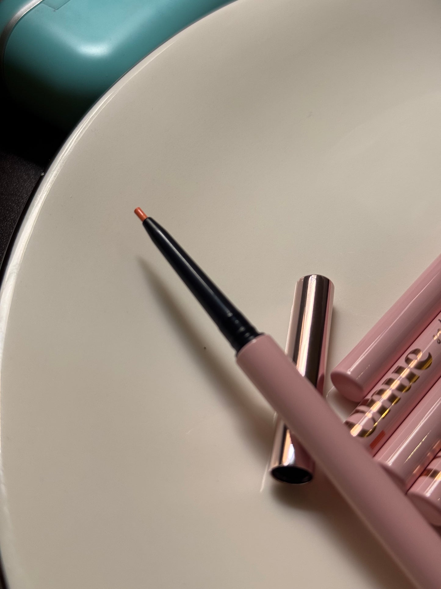 UHUE LIP LINER