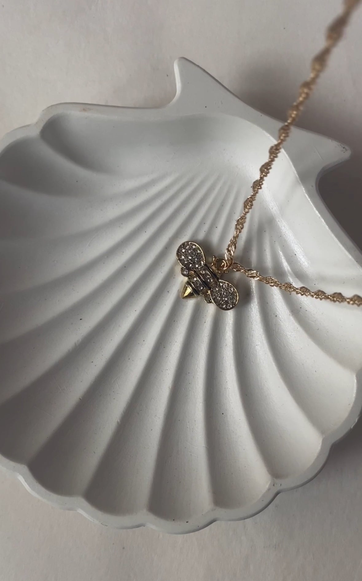 E405 SHEIN BEE PENDANT