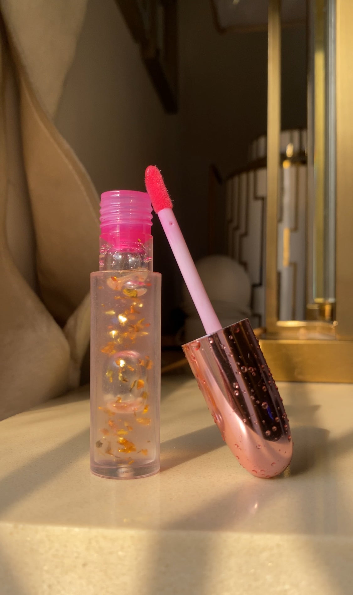 CLEAR LIPGLOSS WITH GOLDEN FLAKES