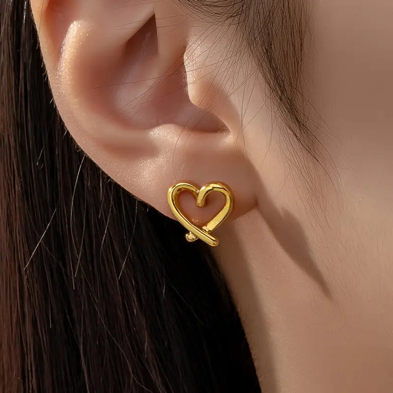E136 HEART STUDS