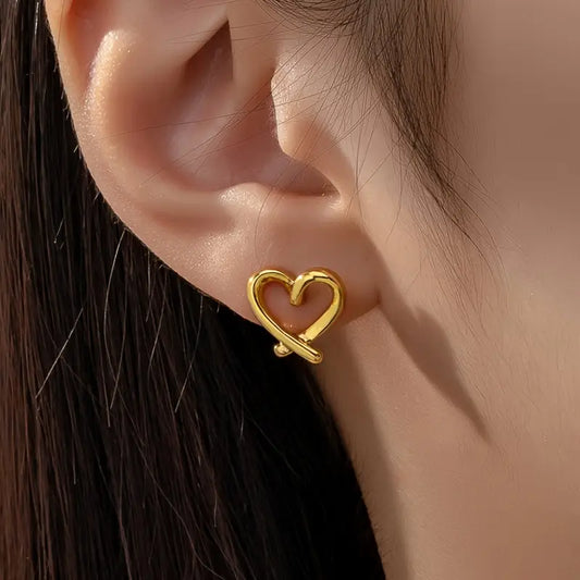 E136 HEART STUDS