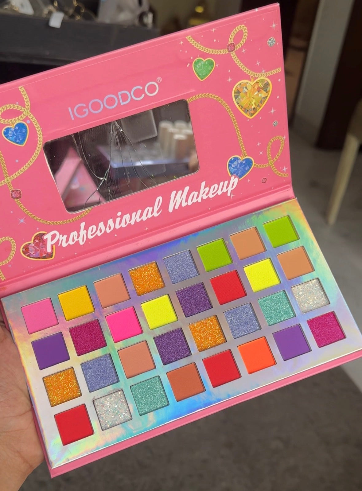 19 DAZZLE CHARM EYESHADOW PALETTE