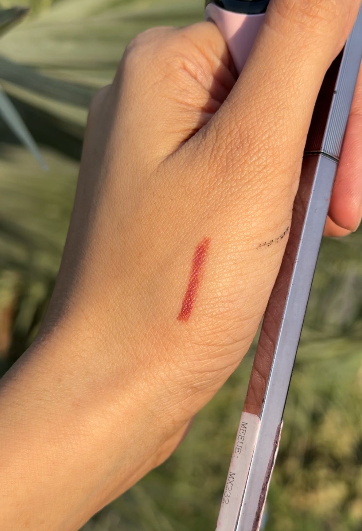 B107 MAROON GLITTER PENCIL