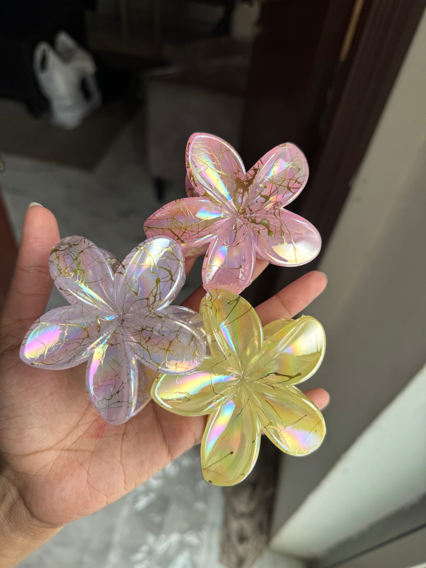 ACRYLIC FLOWER HAIR CLAW