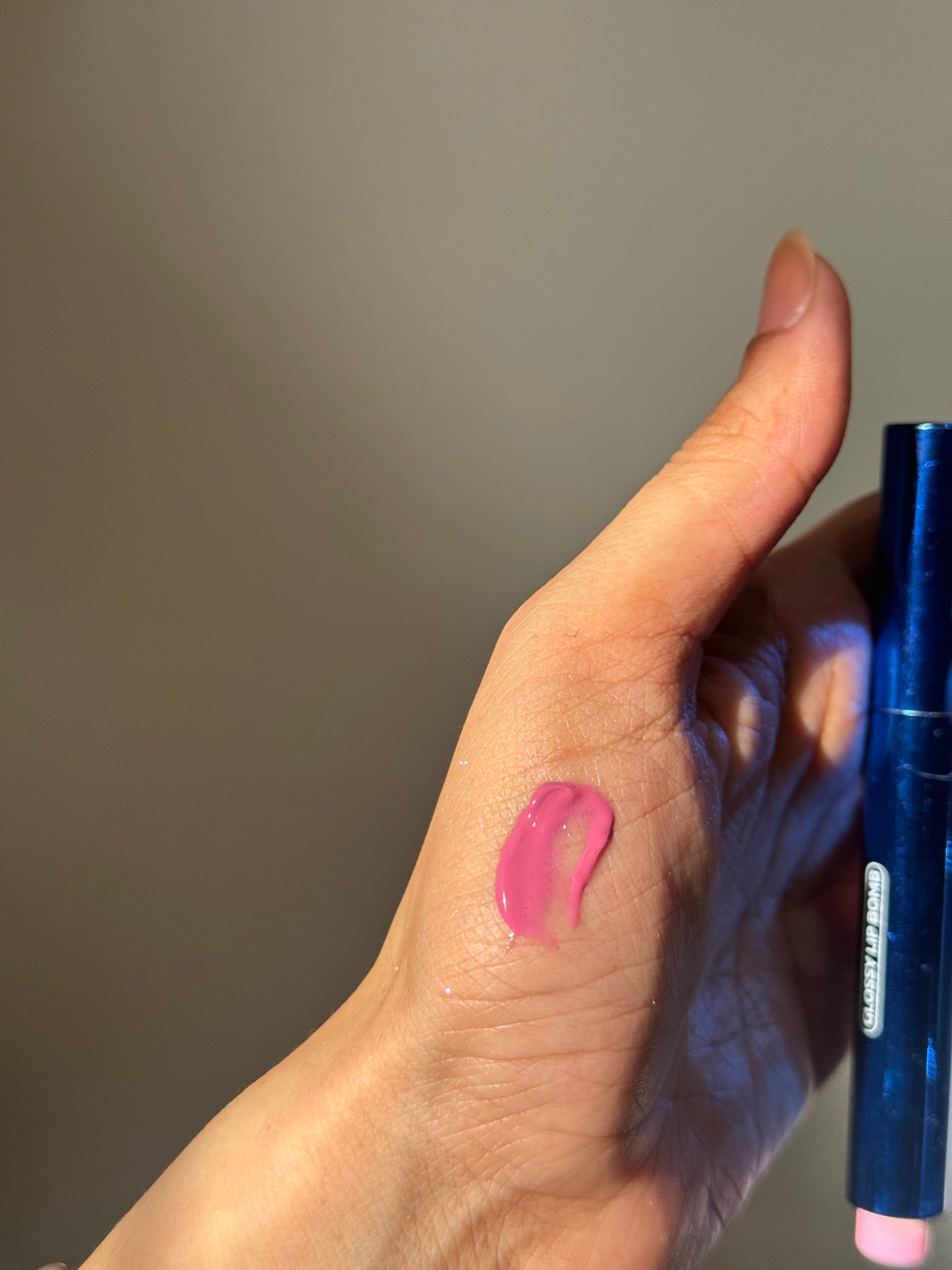 05 CAPSULE GLOSSY LIP
COLOR WHICH MELTS
INTO THE LIPS