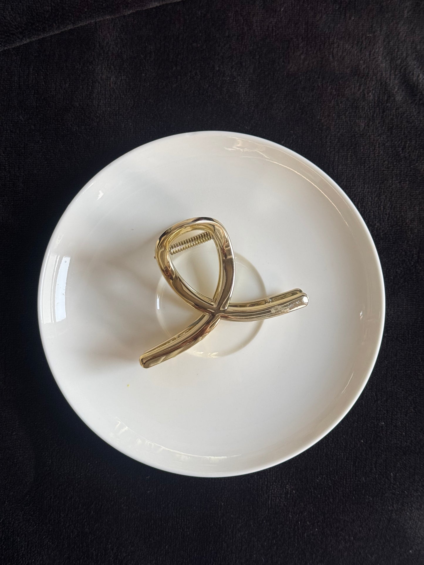 GOLDEN TWISTED MEDIUM HAIR CLAWS