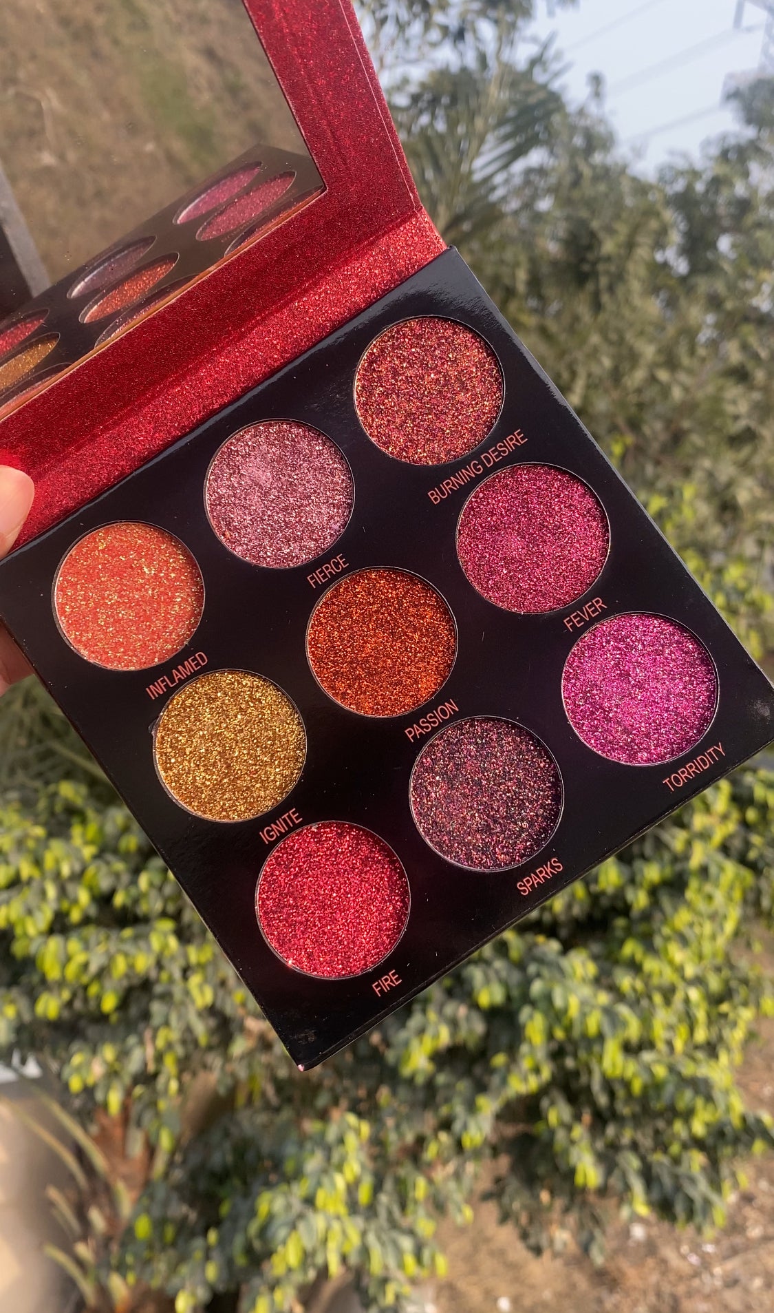 MAKEUP REVOLUTION LONDON GLITTER EYESHADOW PALETTE