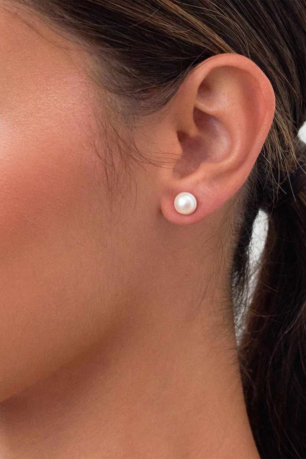 E326 PEARL STUDS