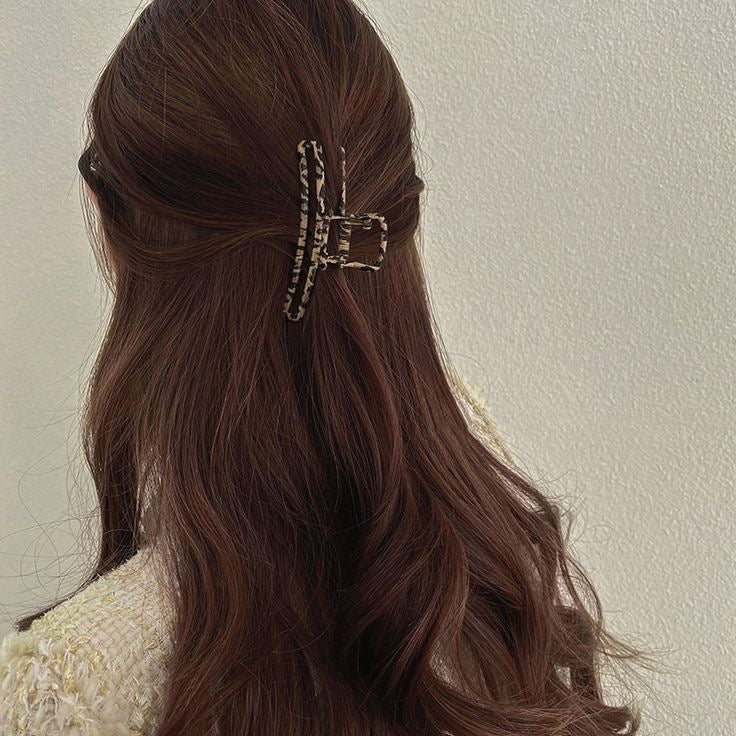 A24 SMALL METAL HAIR CLAW