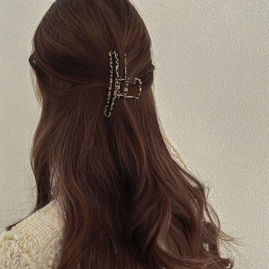 A24 SMALL METAL HAIR CLAW
