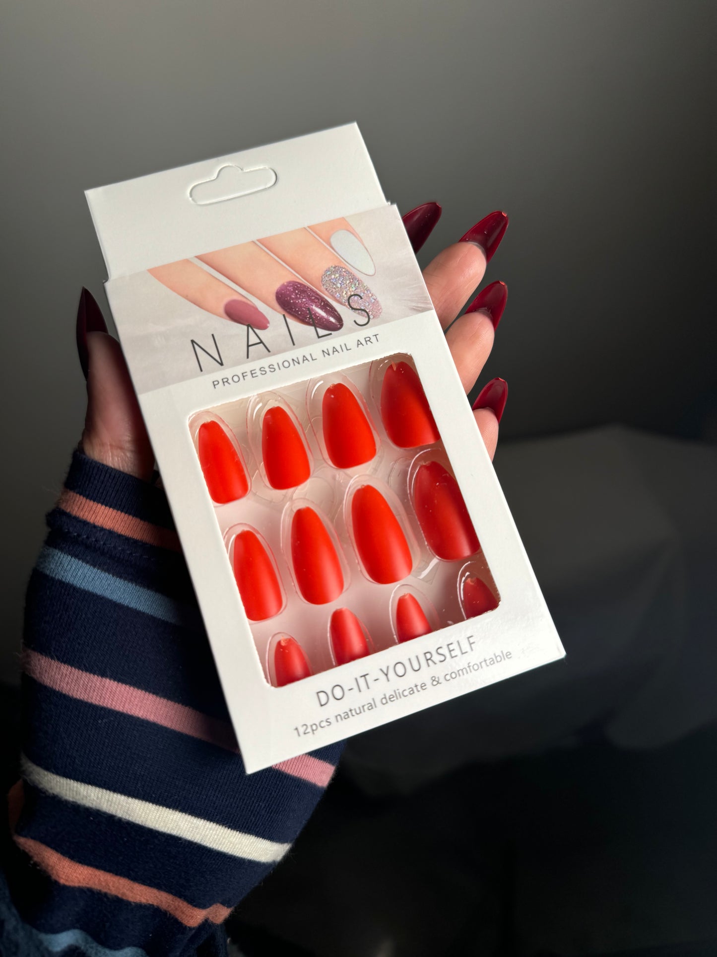 12 PIECES RED PRESS ON NAILS SET