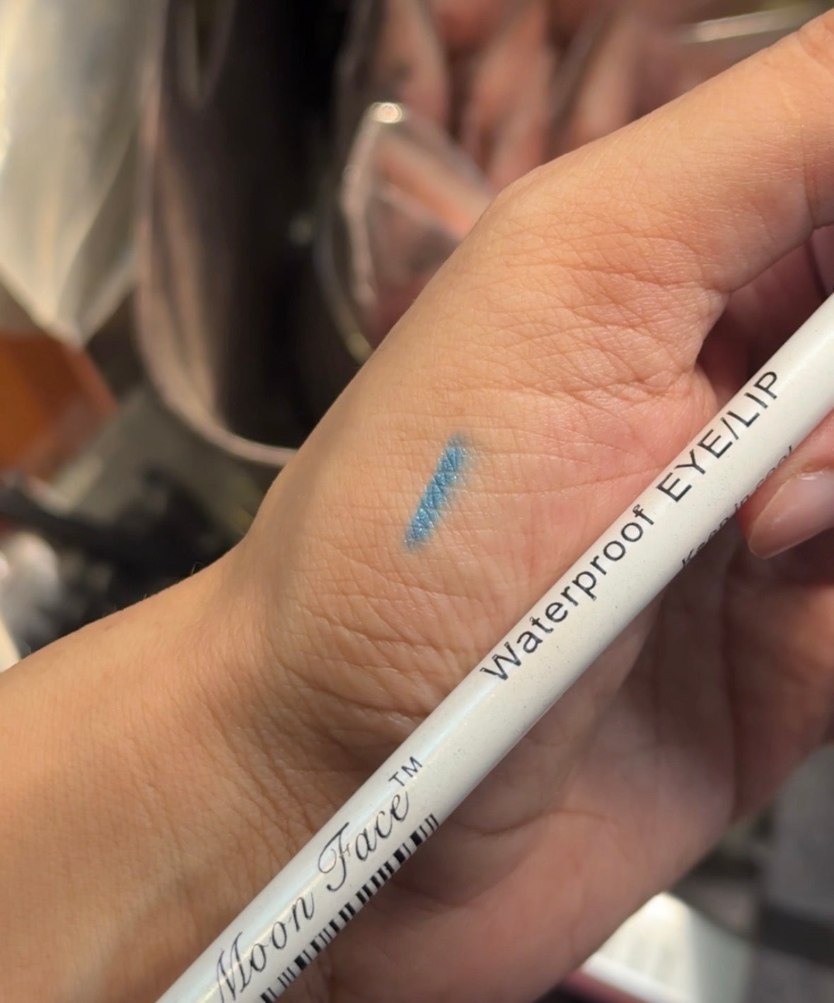 MOON FACE BLUE EYELINER