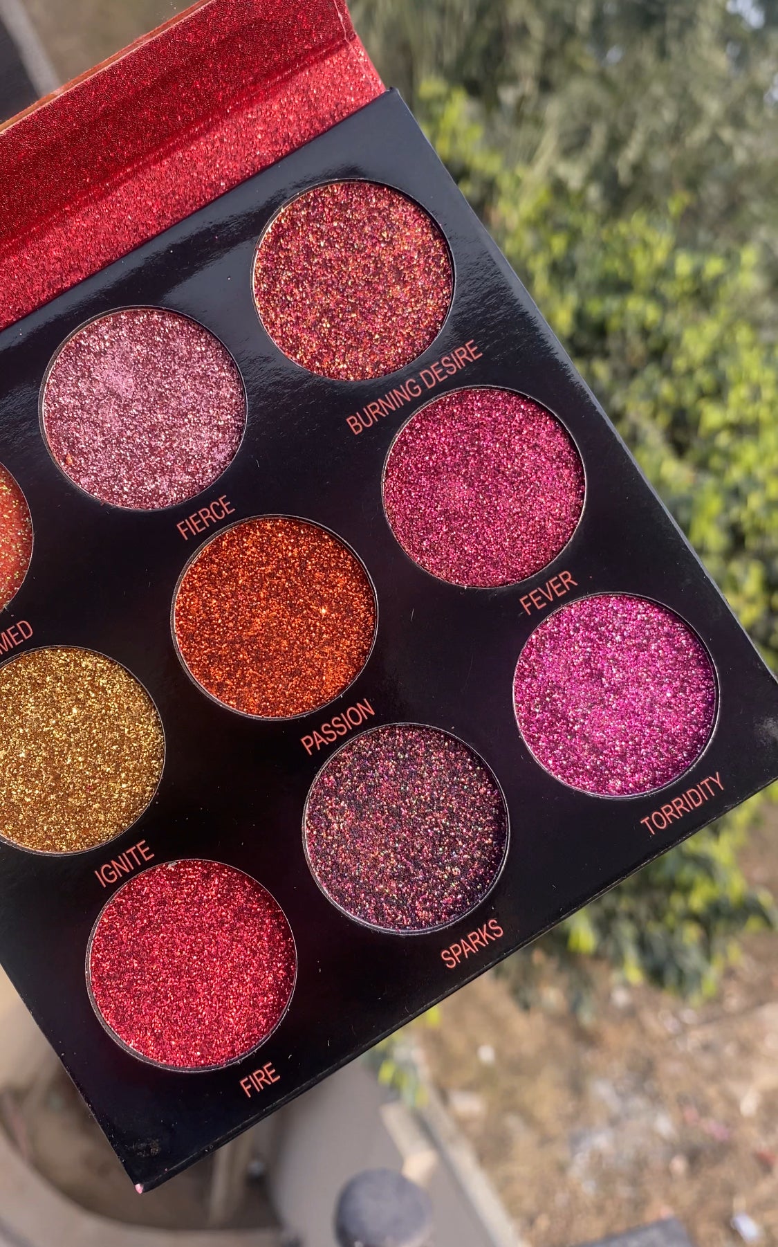 MAKEUP REVOLUTION LONDON GLITTER EYESHADOW PALETTE