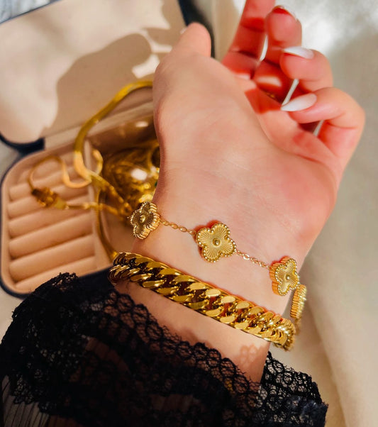 GOLDEN VAN CLEEF CLOVER BRACELET