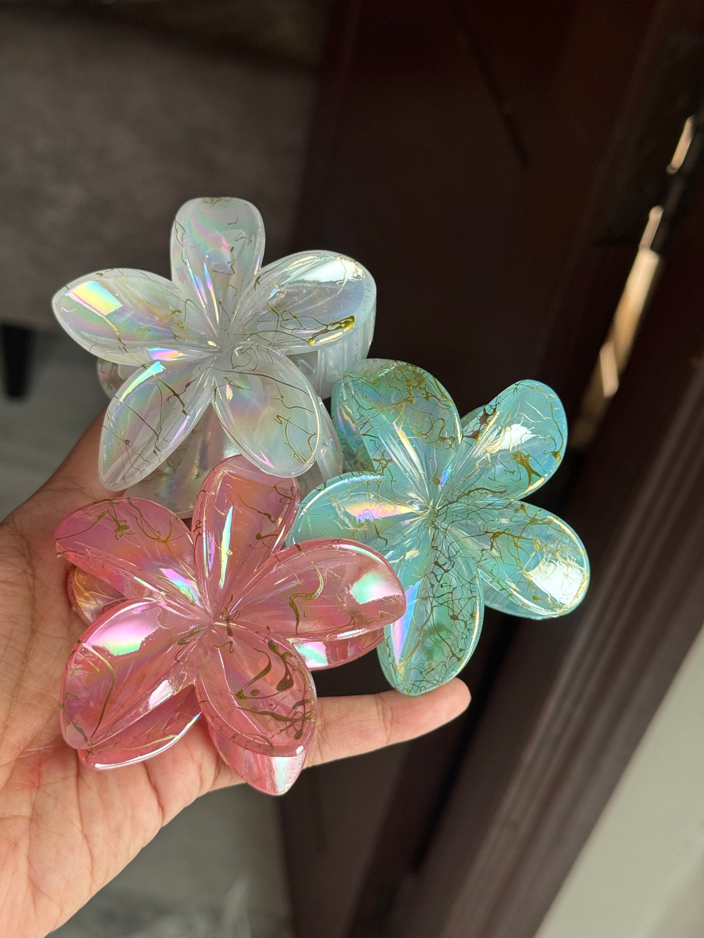 ACRYLIC FLOWER HAIR CLAW