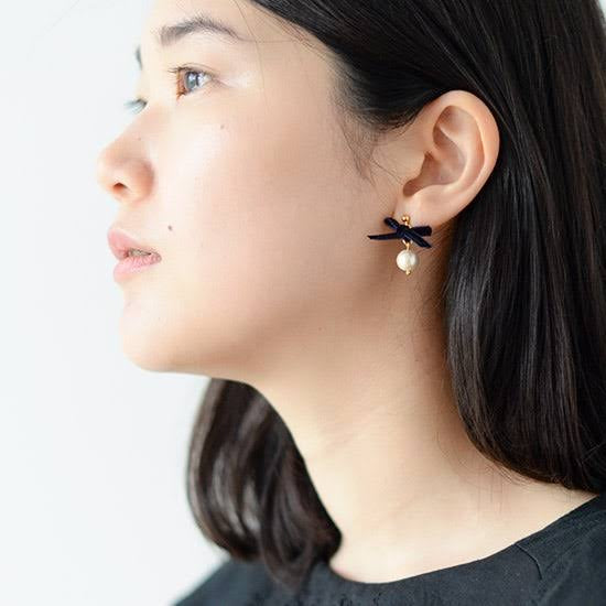 E80 BLACK BOW EARRINGS