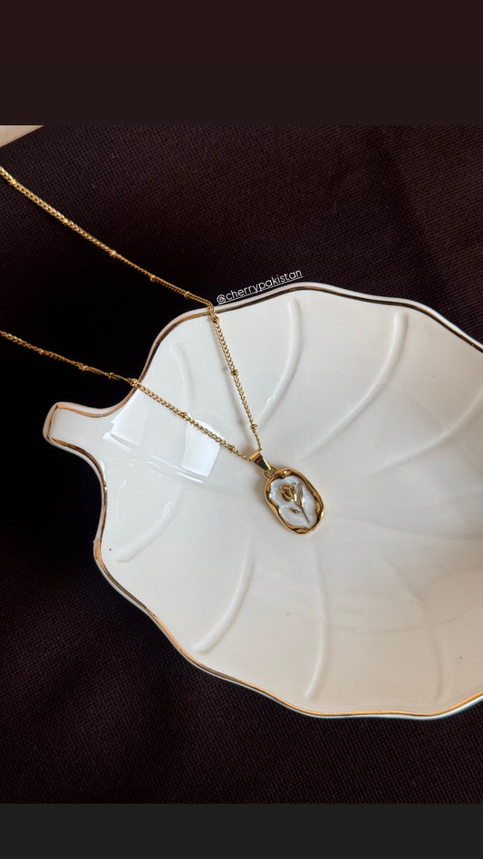 B141 FLOWER FRAME NECKLACE