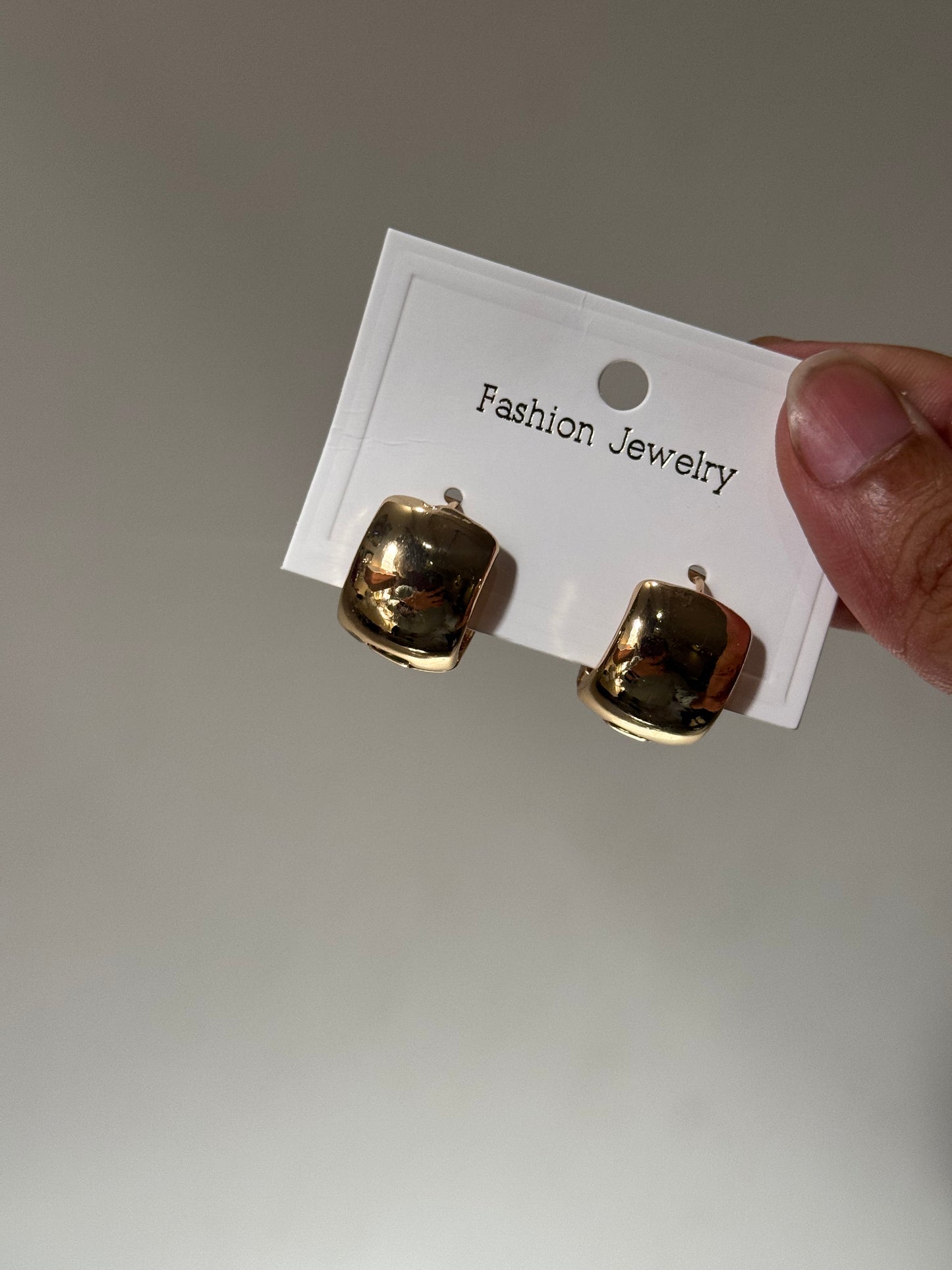 TRENDY GOLD EAR STUDS / CHUNKY HOOPS