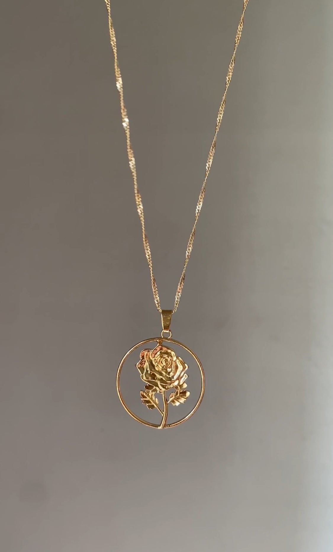 D SHEIN GOLDEN CIRCLE ROSE PENDANT NECKLACE