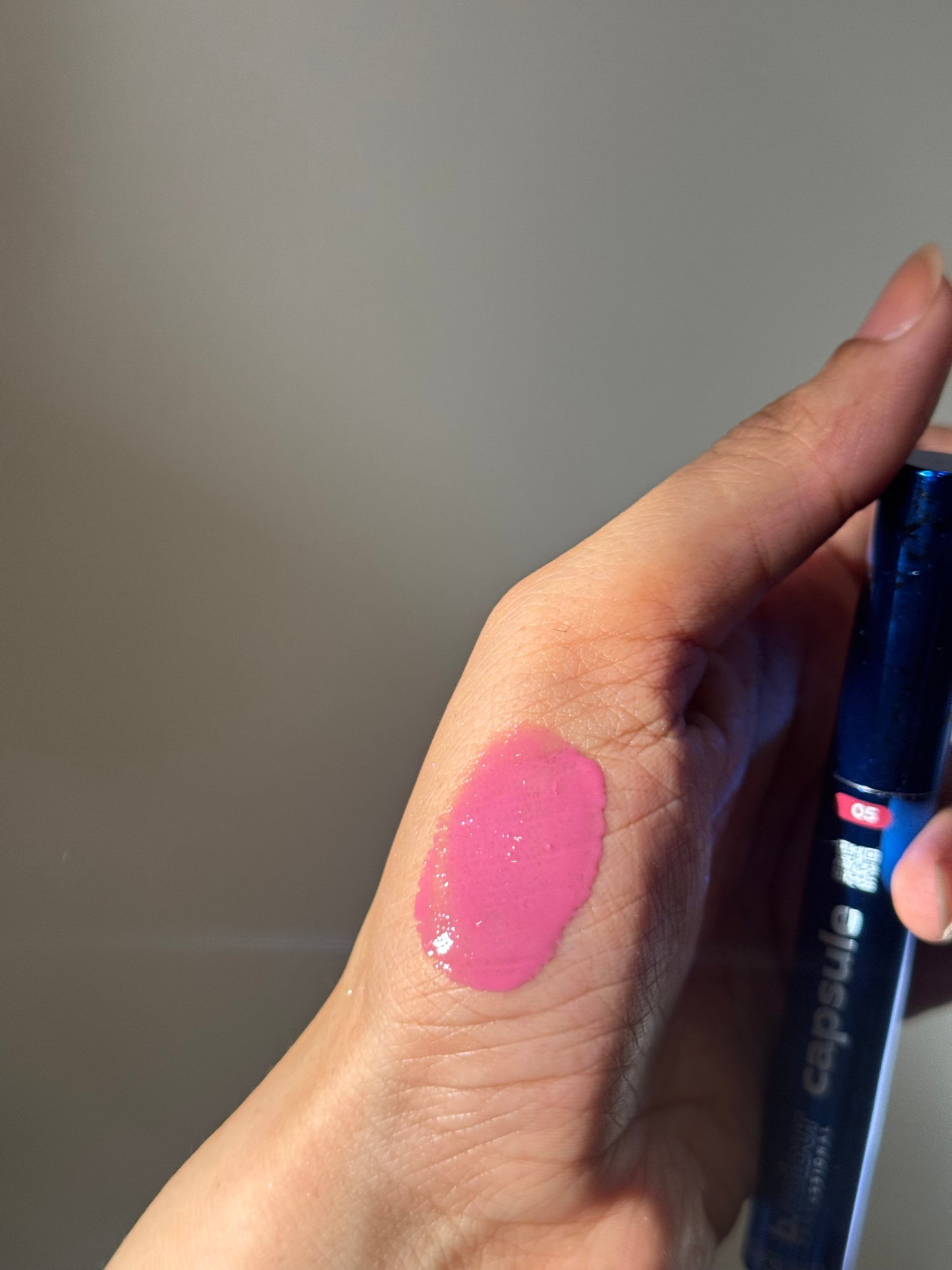 05 CAPSULE GLOSSY LIP
COLOR WHICH MELTS
INTO THE LIPS