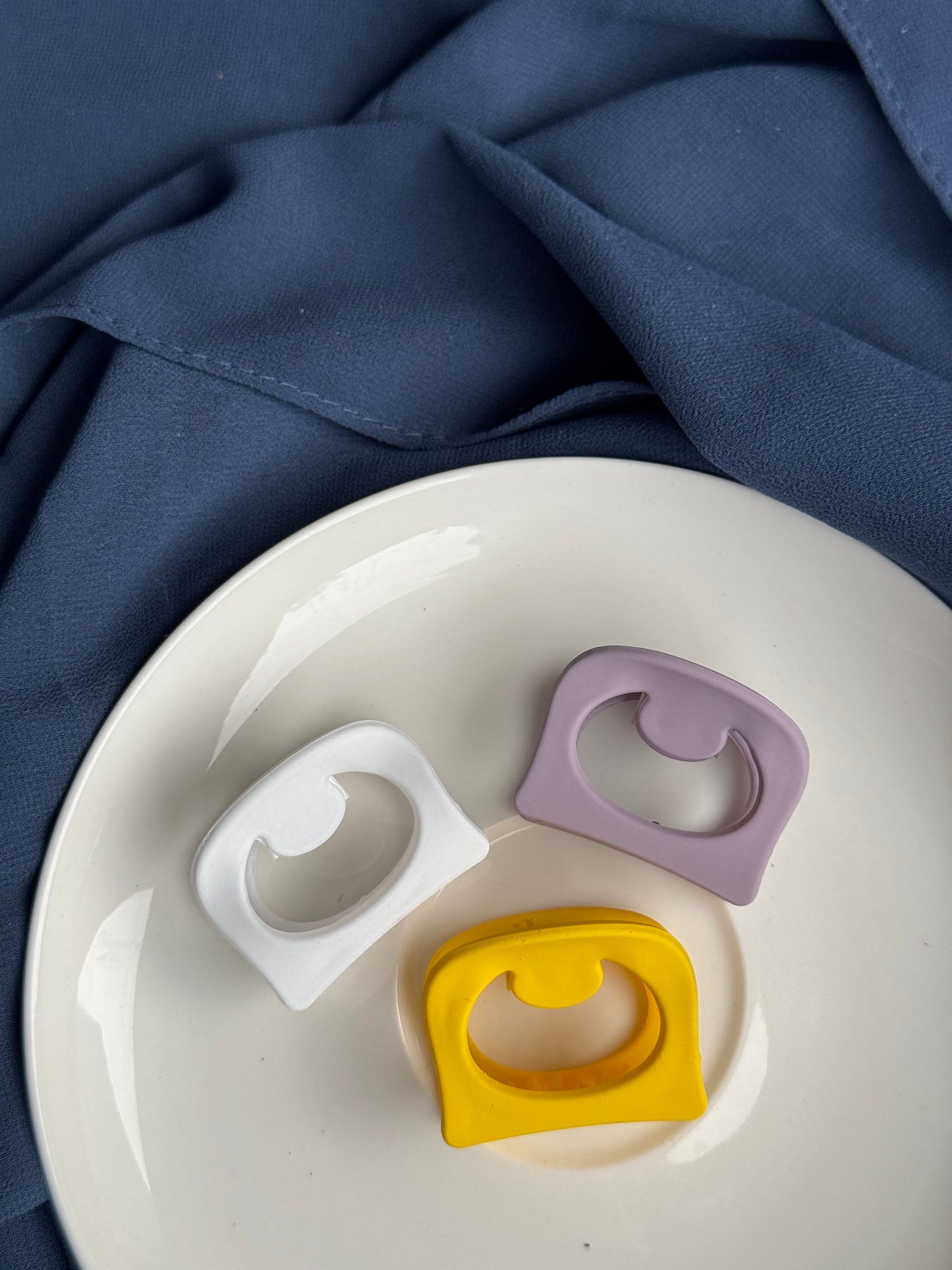 A124 SMALL MATTE HAIR CLAWS