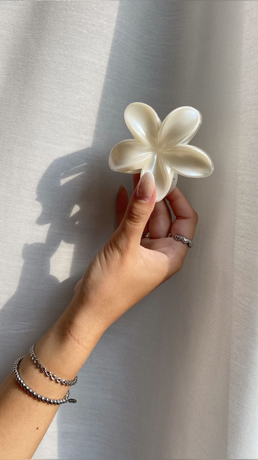 GLOSSY PLAIN FLORAL HAIR CLAWS
