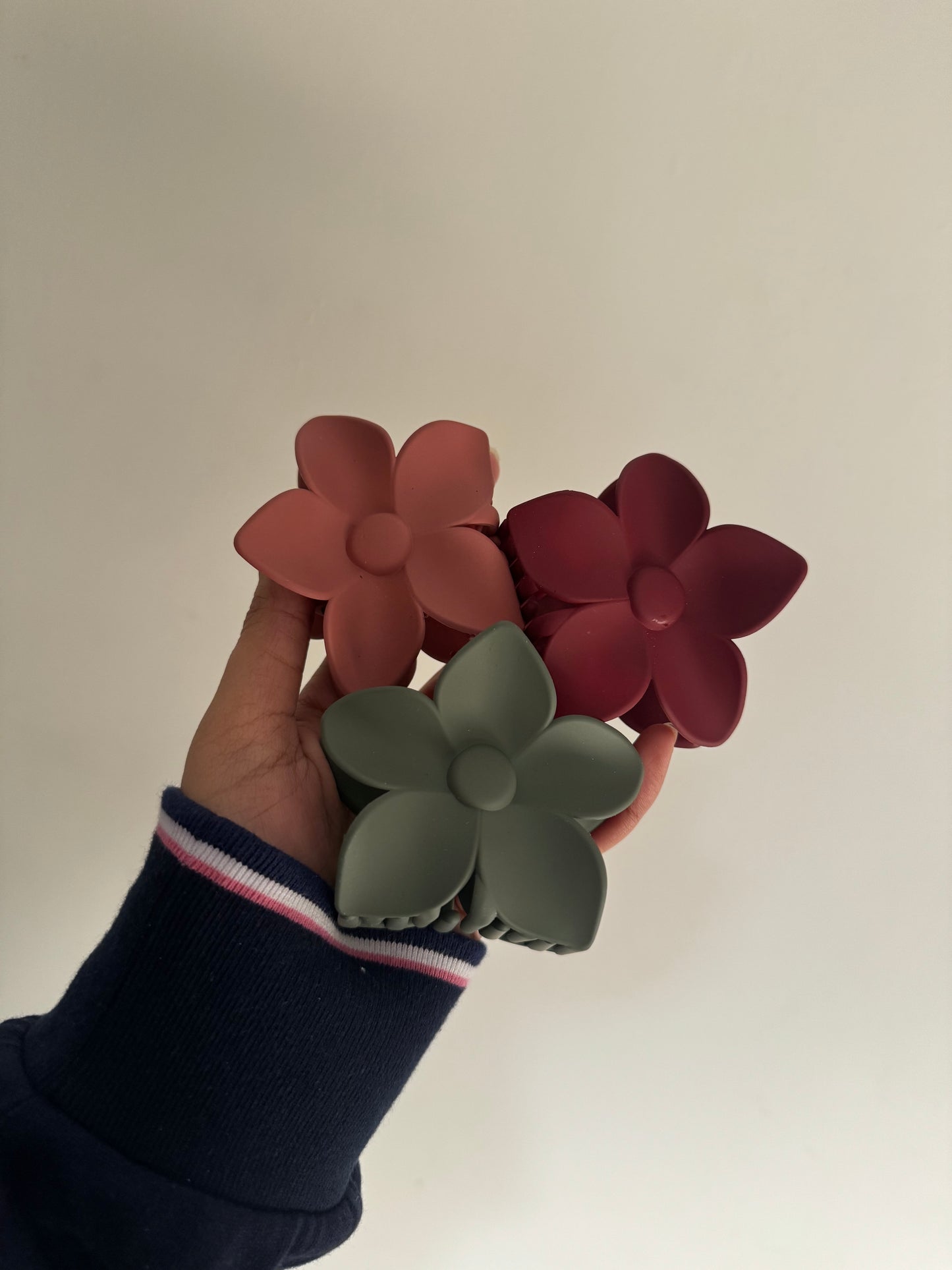 EXTRA LARGE MATTE FINISH FLOWER CLAW CLIP